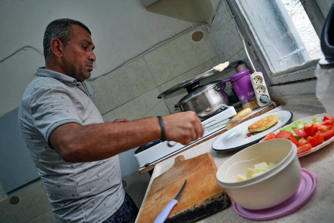 Çocuklarına hem baba, hem anne oldu: Duygulandıran videonun ardından dram çıktı! Evde yemek yapan baba beğeni topladı 12